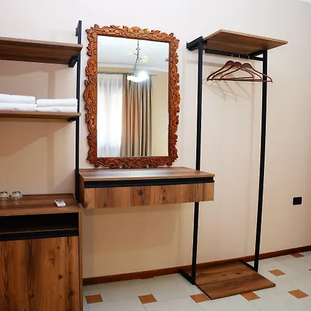 15 By Nam Nam ティラナ