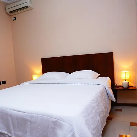 15 By Nam Nam ティラナ